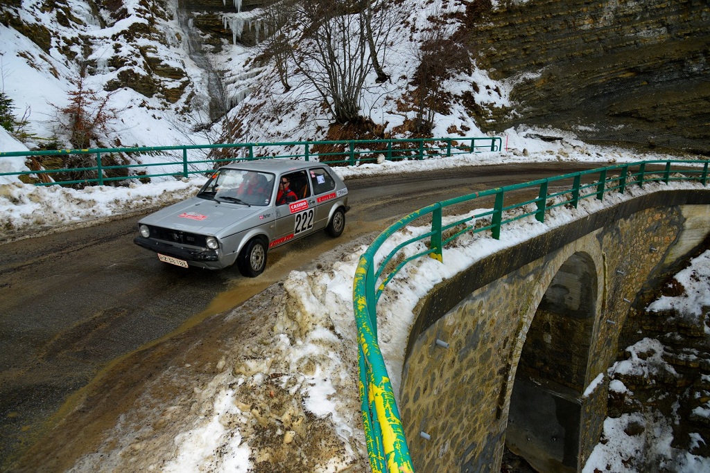 Efter en forsigtig start har Peter Karlsen og Erik Rasmussen fundet rytmen med deres VW Golf GTI. Her er de lynskudt på en bro på vej opad Col de Menee. De er nu nummer 80.
